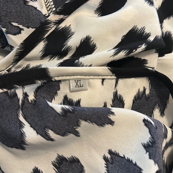Printed Leopard V-Neck Short Sleeve Ruffled Hem Mini, fits like sm/med. - Picture 4 of 7